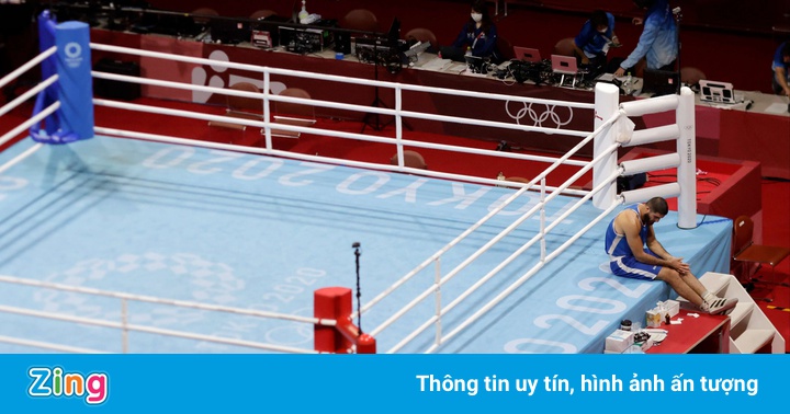 Bị xử thua tại Olympic, võ sĩ ngồi cạnh sàn đấu biểu tình