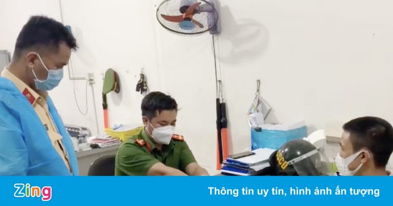 CSGT TP.HCM bàn giao hơn 32 triệu đồng cho người đánh rơi