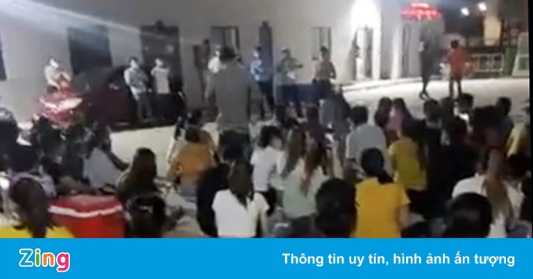 Công nhân tụ tập hát karaoke trong lúc chờ kết quả xét nghiệm Covid-19