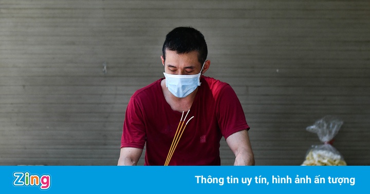 Người Hà Nội ra vỉa hè đốt vàng mã lễ Vu lan Người Hà Nội ra vỉa hè đốt vàng mã lễ Vu lan