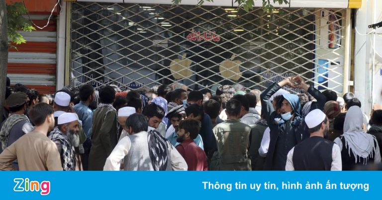 Biểu tình trước ngân hàng ở Kabul vì không rút được tiền mặt