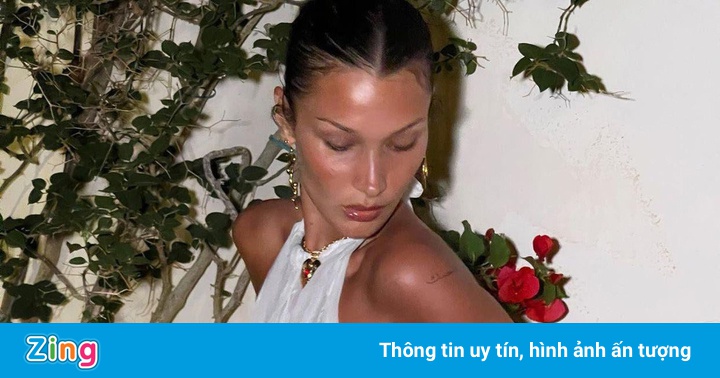 Bella Hadid diện váy hiệu ứng chất lỏng cơ thể