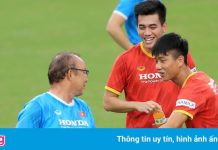 HLV Park pha trò trong buổi tập của tuyển Việt Nam