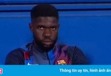 Umtiti bỏ vào phòng thay đồ vì bị CĐV Barca la ó