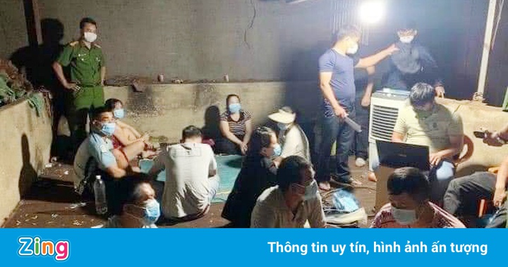 12 người đánh bạc trong lò sấy cà phê