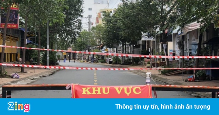 Vợ không ra được khu phong tỏa, chồng cầm dao chém bảo vệ dân phố