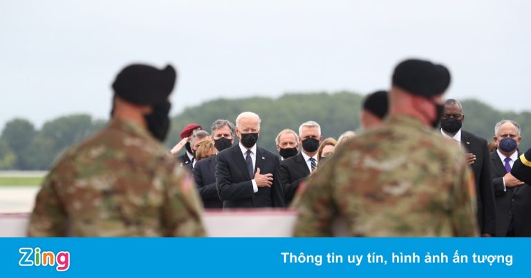 Tổng thống Biden đón hài cốt của 13 lính Mỹ thiệt mạng ở Kabul về nước Tổng thống Biden đón hài cốt của 13 lính Mỹ thiệt mạng ở Kabul về nước