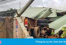 Xe tải tông sập chốt kiểm soát dịch, một cảnh sát bị thương