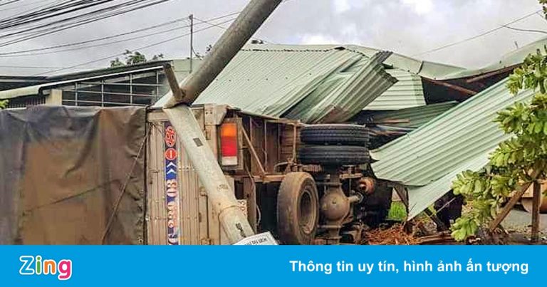 Xe tải tông sập chốt kiểm soát dịch, một cảnh sát bị thương