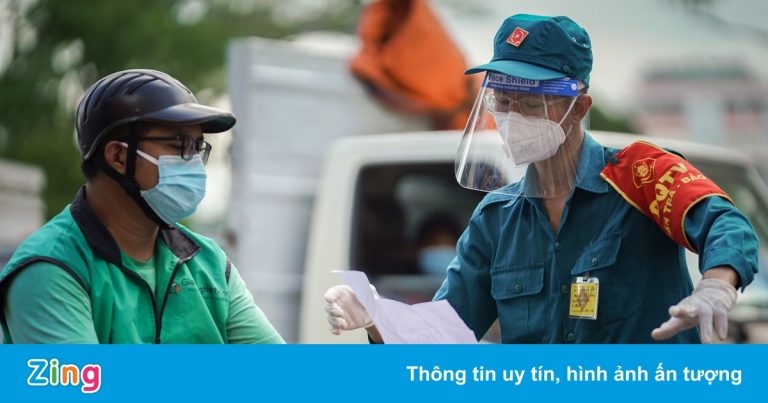 TP.HCM xem xét nới hoạt động của shipper, yêu cầu xét nghiệm hàng ngày