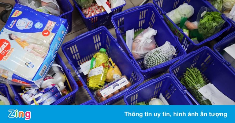 Bị chê giá cao, nhiều siêu thị ở TP.HCM sửa combo ‘đi chợ hộ’