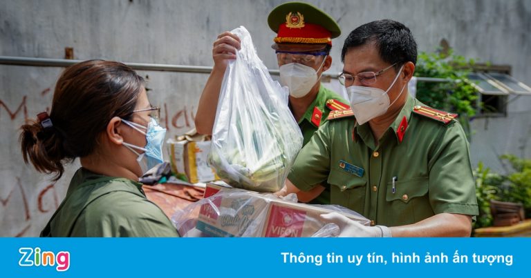 Công nhân TP.HCM: Một bó rau, quả trứng đều là món quà đáng trân trọng