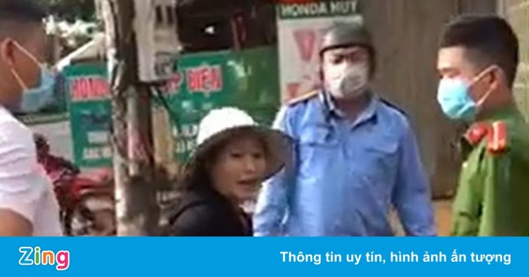 Người phụ nữ chống đối lực lượng chống dịch bị phạt 2 triệu Người phụ nữ chống đối lực lượng chống dịch bị phạt 2 triệu