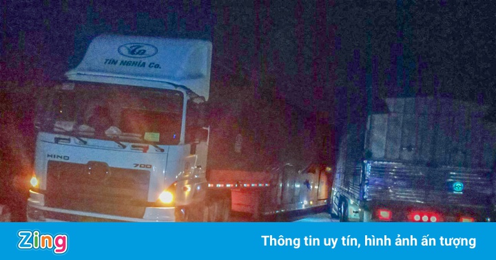 Ôtô tải va chạm container, đèo Phượng Hoàng kẹt hơn 10 km