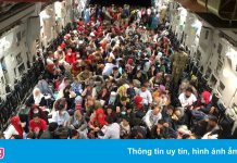 Những chuyến bay chật kín người tháo chạy khỏi Kabul