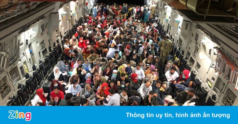 Những chuyến bay chật kín người tháo chạy khỏi Kabul Những chuyến bay chật kín người tháo chạy khỏi Kabul
