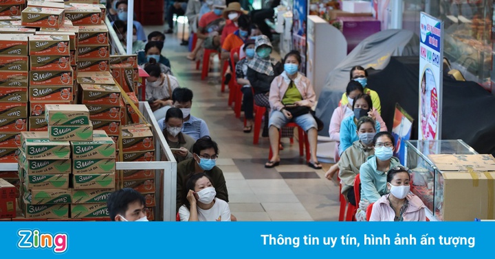 Đi chợ trước giờ TP.HCM siết chặt giãn cách Đi chợ trước giờ TP.HCM siết chặt giãn cách