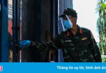 Bộ đội len lỏi sâu trong hẻm, gõ cửa trao gạo cho người dân ở TP.HCM