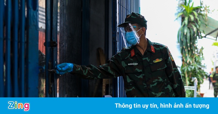 Bộ đội len lỏi sâu trong hẻm, gõ cửa trao gạo cho người dân ở TP.HCM Bộ đội len lỏi sâu trong hẻm, gõ cửa trao gạo cho người dân ở TP.HCM