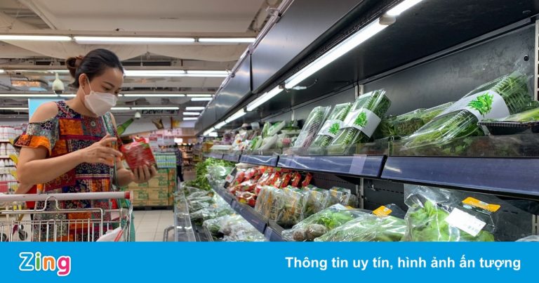 Tình nguyện viên ở chung cư TP.HCM đi chợ hộ giúp cư dân