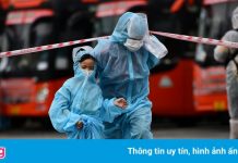 Hơn 600 người dân Phú Yên mặc đồ bảo hộ, xếp hàng chờ về quê