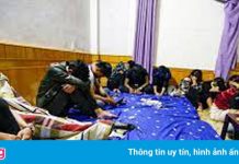 23 nam, nữ tụ tập trong một phòng nghỉ