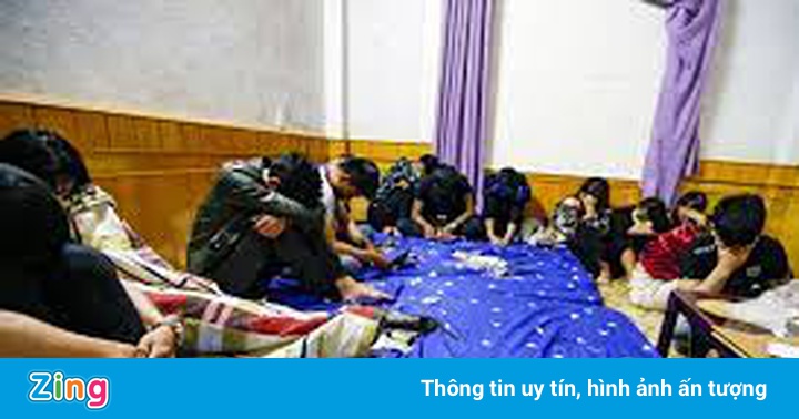 23 nam, nữ tụ tập trong một phòng nghỉ