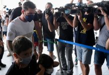 Messi bị vây kín ở sân bay messi anh 1