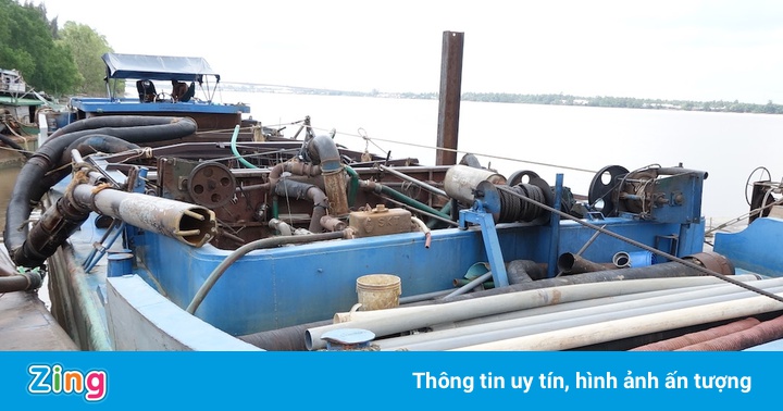 Phát hiện sà lan khai thác cát trái phép trên sông Tiền