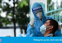 Shipper xếp hàng chờ test nhanh ở quận Gò Vấp