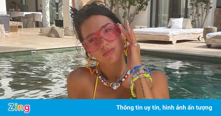 Bikini len cháy hàng nhờ Dua Lipa Bikini len cháy hàng nhờ Dua Lipa