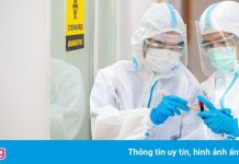 Cảnh sát mặc đồ bảo hộ khống chế F0 đánh cha mẹ