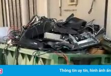 Chiếc thùng rác đầy thiết bị sau khi Mỹ sơ tán Đại sứ quán ở Kabul