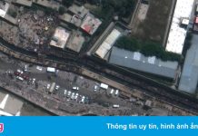 Đám đông ở sân bay Kabul trước khi vụ đánh bom xảy ra