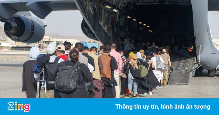 Taliban bắn chỉ thiên để khống chế đám đông ở sân bay Kabul