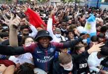 CĐV làm nóng bầu không khí trước họp báo của Messi Messi hop bao anh 1