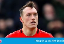 Phil Jones từ chối nhường áo số 4 cho Varane