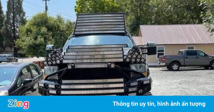 Chiếc bán tải Ford F-250 gắn đèn LED trợ sáng kín đầu xe