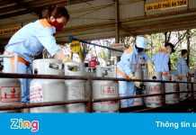 Nhiều người dân TP.HCM khó mua được bình nước và gas