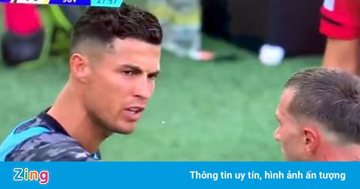 Ronaldo rời ghế dự bị để chỉ đạo đồng đội