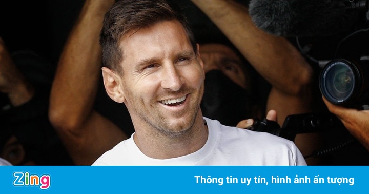 Messi đeo ba lô giá 3.800 USD khi đến Pháp