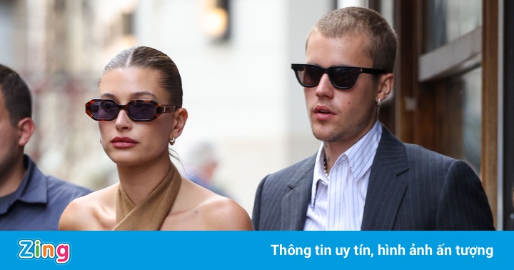 Hailey Bieber chuộng váy cắt xẻ