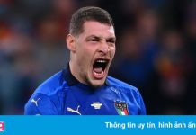 Tiền đạo vô địch Euro 2020 bị đối thủ đạp vào chân