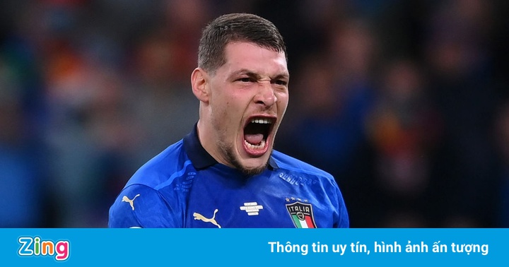 Tiền đạo vô địch Euro 2020 bị đối thủ đạp vào chân