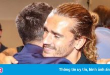 Đồng đội ôm chặt Messi trong ngày chia tay