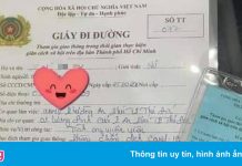 Tình nguyện viên ở TP.HCM đăng ảnh khoe giấy đi đường trên mạng xã hội