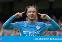 Tân binh 100 triệu bảng của Man City ghi bàn bằng đầu gối