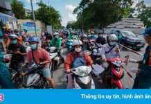 Đường phố TP.HCM nườm nượp xe đổ về các siêu thị