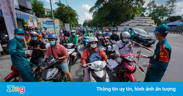 Đường phố TP.HCM nườm nượp xe đổ về các siêu thị