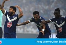 Tiền đạo Ligue 1 bị đột quỵ khi đang thi đấu